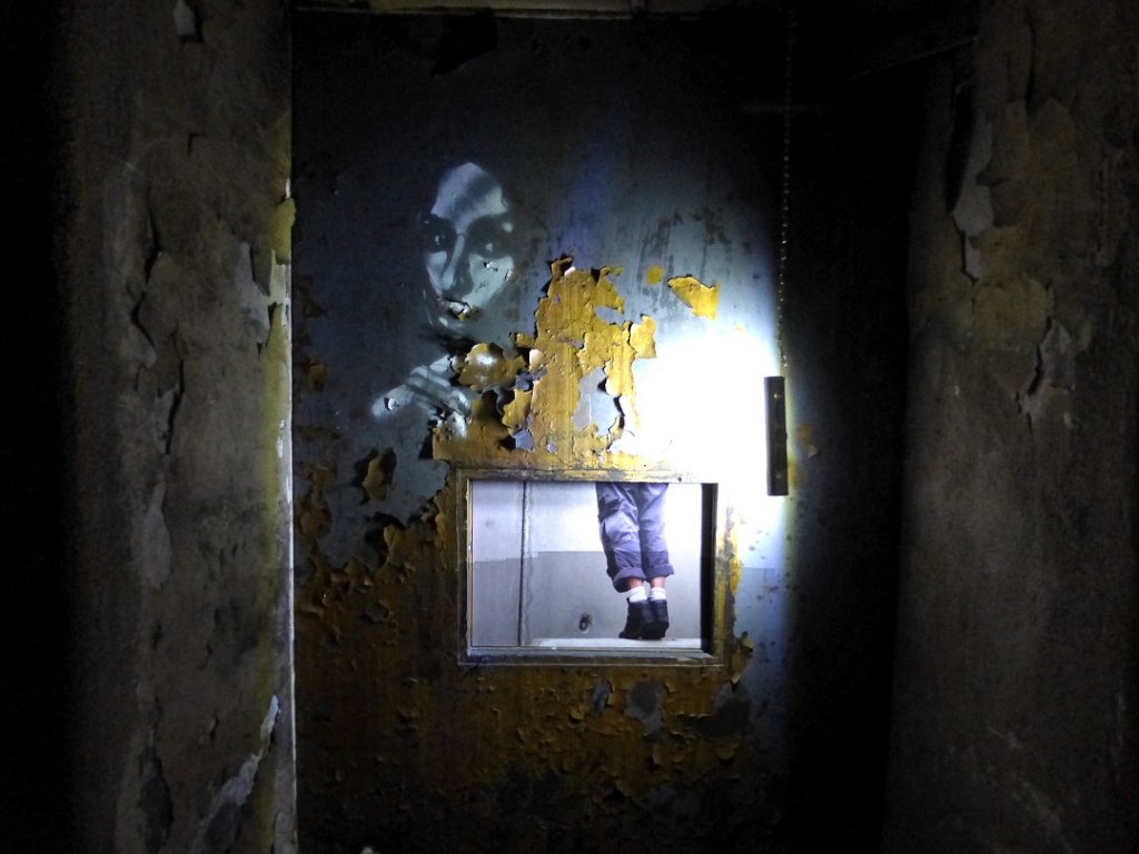 L’ambiance très particulière du lieu donne une dimension étonnante et méritée à cette exposition. (Photo M.E.)