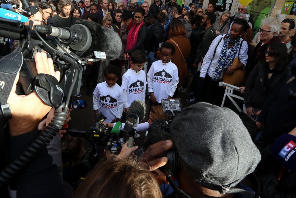 Trois enfants ont participé à l'hommage avec un poème qui n'a rien d'enfantin... (Photo Robert Poulain)