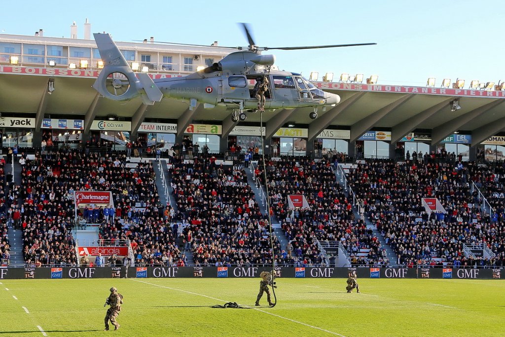 Le ballon arrive à bord d’un hélicoptère de combat (Photo Robert Poulain) Le ballon arrive à bord d’un hélicoptère de combat (Photo Robert Poulain)