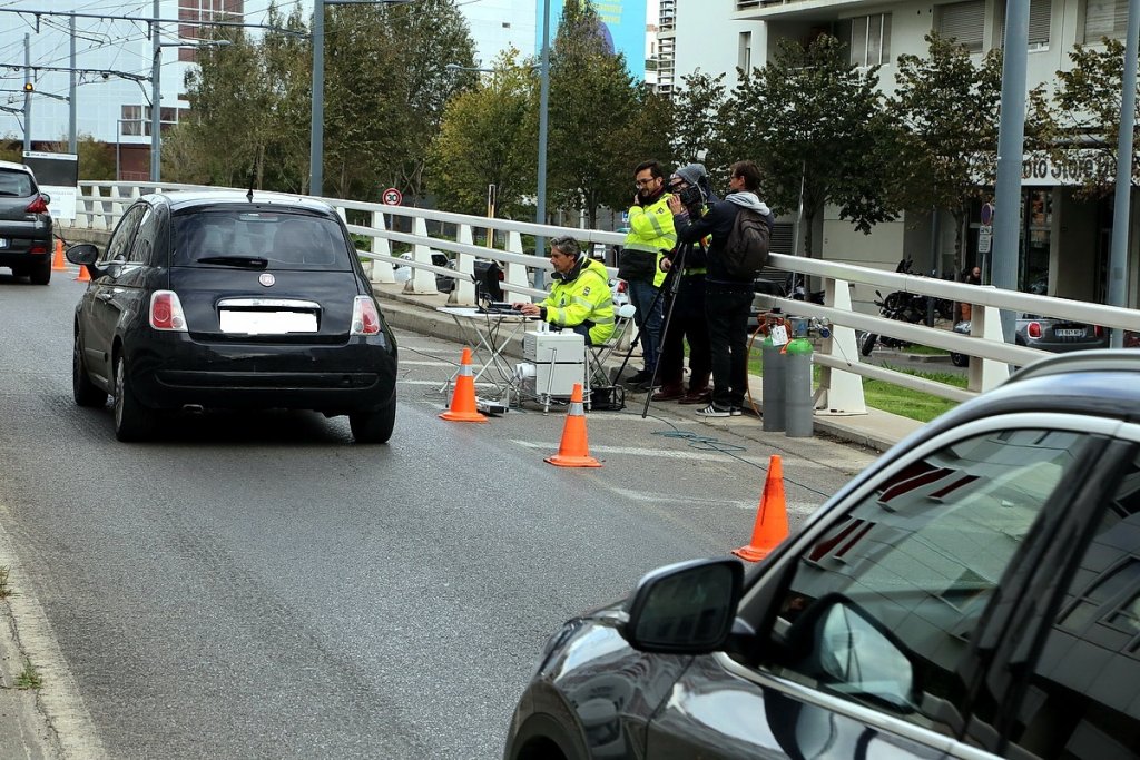 AtmoSud expérimente depuis le 11 novembre un radar qui indique aux automobilistes le niveau de pollution que produisent leurs voitures (Photo Robert Poulain)