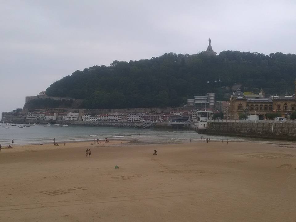 Loin des barricades de Barcelone, la quiétude des plages de Saint-Sébastien. Jusqu’à quand ? (© Carole Payrau)