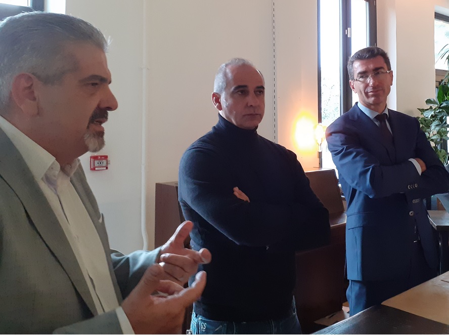 De gauche à droite, Bruno Galy, directeur régional Paca de la Fondation des Apprentis d’Auteuil, Arnaud Castagnède, directeur du cloître et Marc Lemaître, directeur général de la politique régionale et urbaine de la Commission européenne (Photo Mireille Bianciotto) De gauche à droite, Bruno Galy, directeur régional Paca de la Fondation des Apprentis d’Auteuil, Arnaud Castagnède, directeur du cloître et Marc Lemaître, directeur général de la politique régionale et urbaine de la Commission européenne (Photo Mireille Bianciotto)