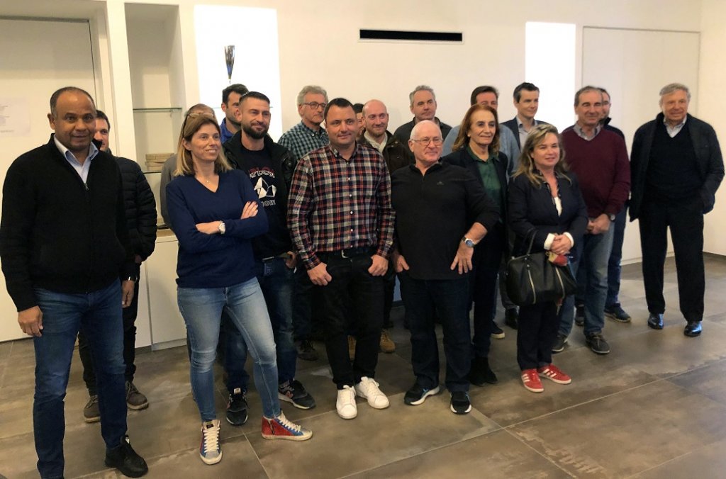 Les vignerons réunis autour de la maire de Cassis, Danielle Milon, à l’issue de la dégustation. (Photo M.E.).