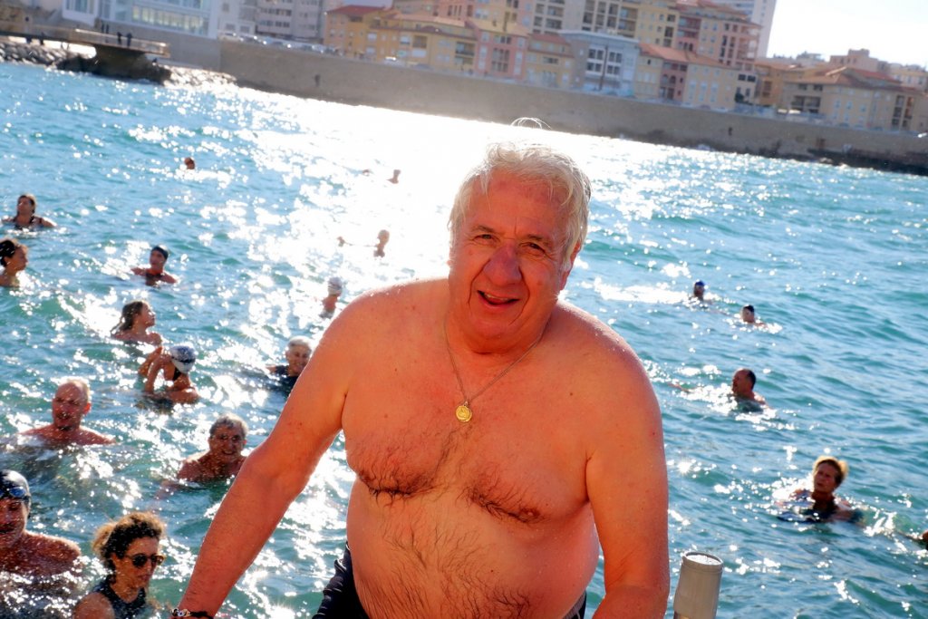 Paul leccia le président du Cercle des nageurs de Marseille au sortir du rituel bain du Nouvel an (Photo Robert Poulain)