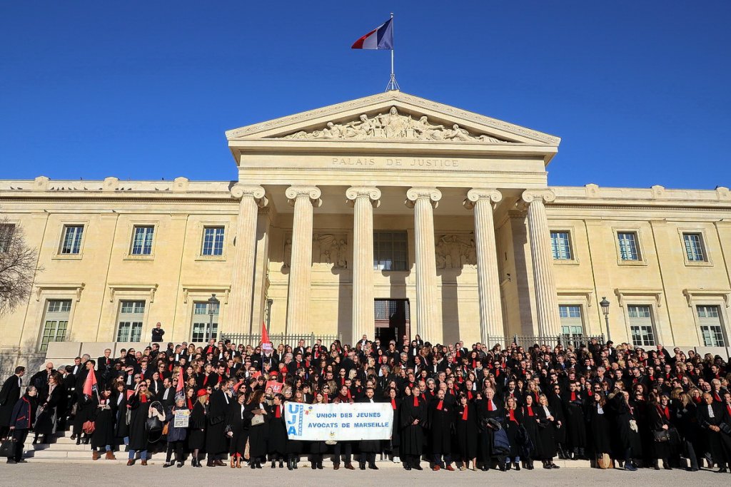 Quelque 500 avocats du barreau de Marseille étaient réunis sur le marches du Palais de Justice (Photo Robert Poulain)