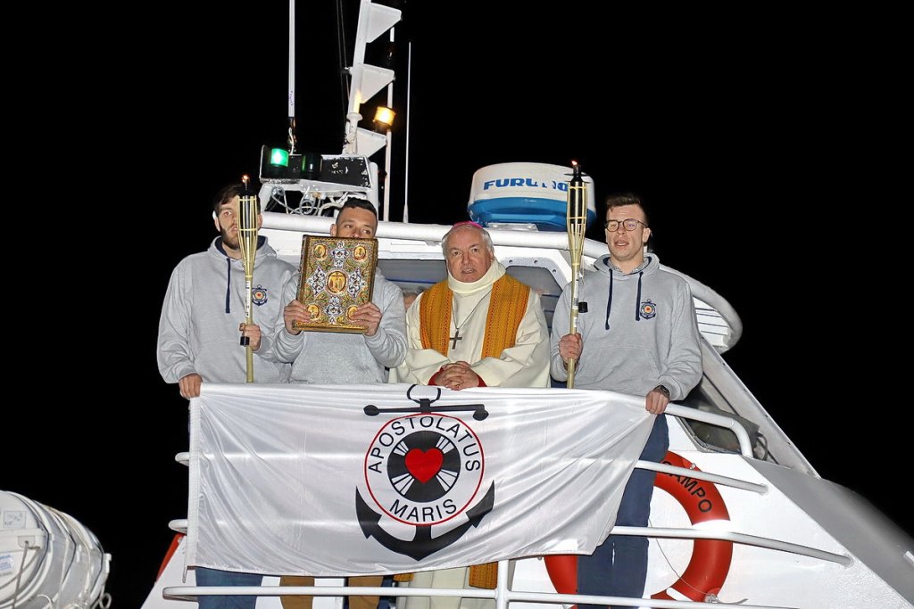 L’arrivée de l’Évangile par la mer transporté en bateau par les étudiants de la Marine Marchande avec à son bord Mgr Aveline, Archevêque de Marseille (Photo Robert Poulain)