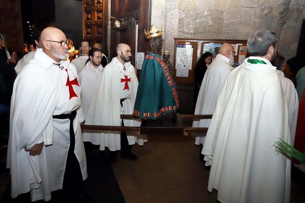 La montée de la Vierge noire de la crypte de Saint-Victor (Photo Robert Poulain)
