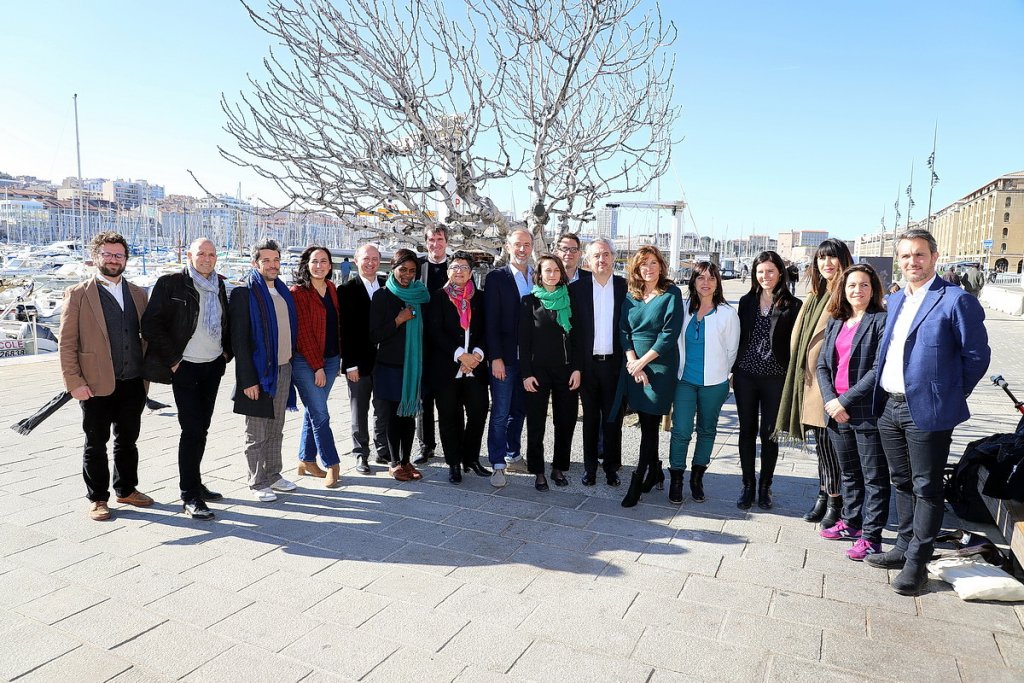Sébastien Barles, candidat à la mairie de Marseille, entouré des binômes, têtes de liste  