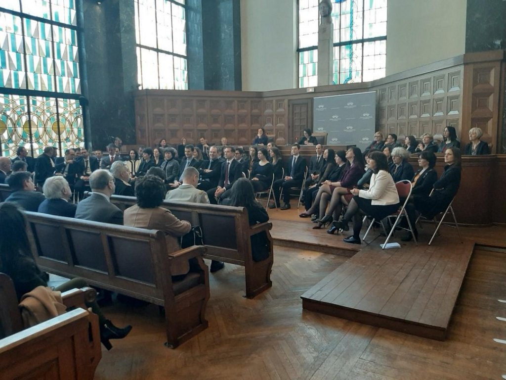 L'audience solennelle de la cour administrative d'appel de Marseille, organisée ce vendredi 7 février matin dans la salle d'audience du tribunal de commerce de la ville, a rassemblé les 47 agents de greffe, les 41 magistrats et les 11 aides à la décision qui constituent l'effectif du tribunal. Crédit photo : B.A