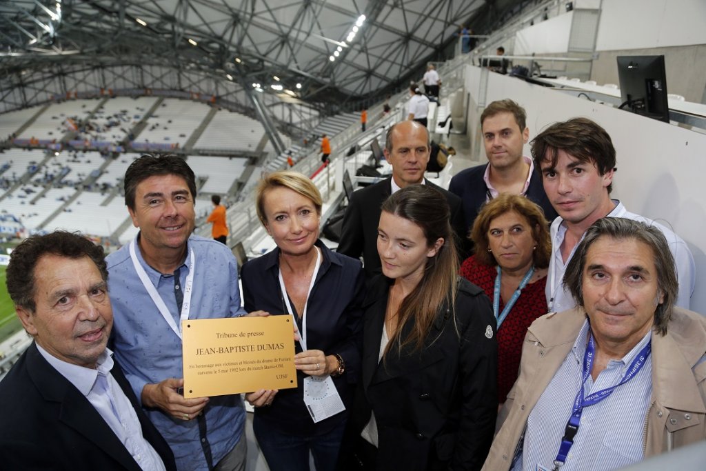 En septembre 2015, la tribune de presse du stade Vélodrome avait été officiellement nommée : " Tribune Jean-Baptiste Dumas " en hommage au journaliste correspondant à Marseille de RTL décédé à la suite du drame de Furiani. Les responsables de l’UJSF, à savoir la section Provence de l'association des journalistes sportifs du pays, étaient présents pour l'occasion, comme la famille du journaliste défunt, avec son fils : Bastien Dumas-Paoli (deuxième sur la photo en partant de la droite). Crédit photo : Frédéric Speich-UJSF section Provence.