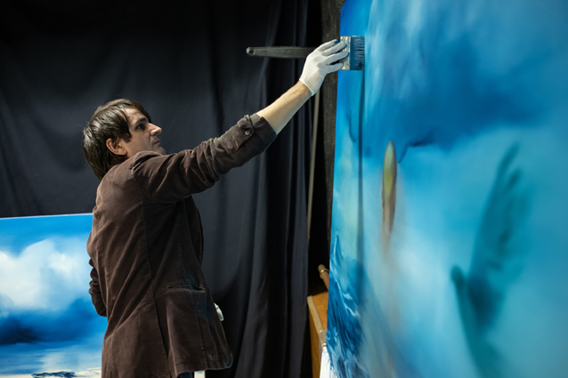 Le peintre Veljko Vidak dans son atelier ©Clement Vial