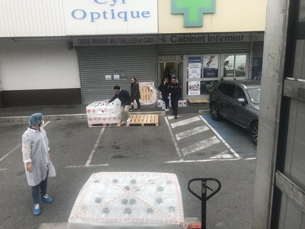 Déchargements des bidons pour la fabrication de gel hydroalcoolique à destination d'associations, des pompiers... (Photo D.R.)