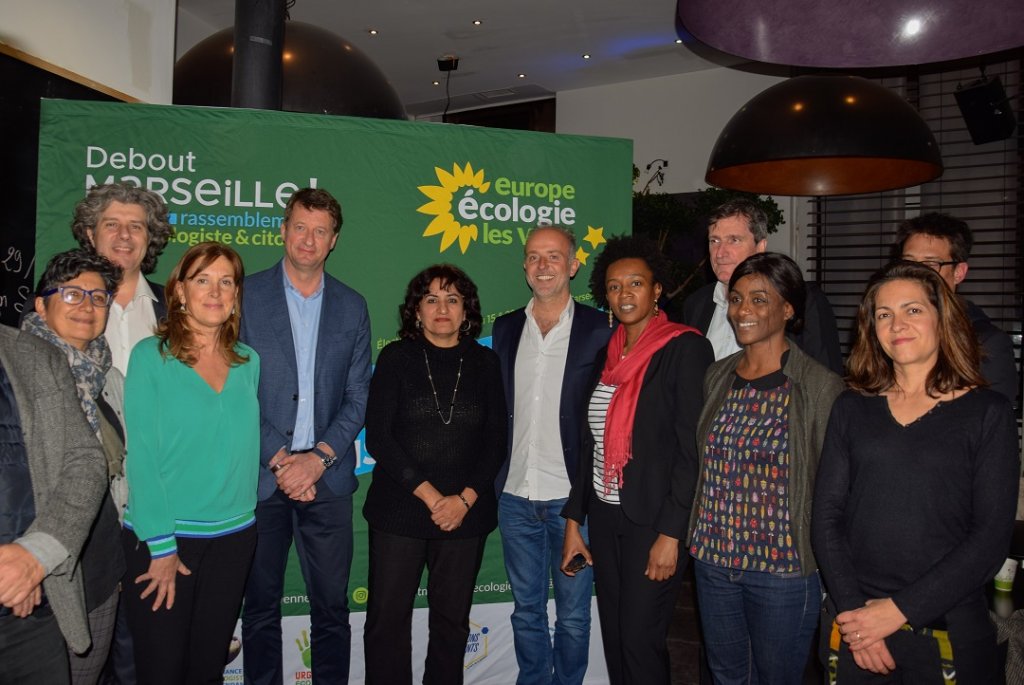 Yannick Jadot entouré du candidat EELV 