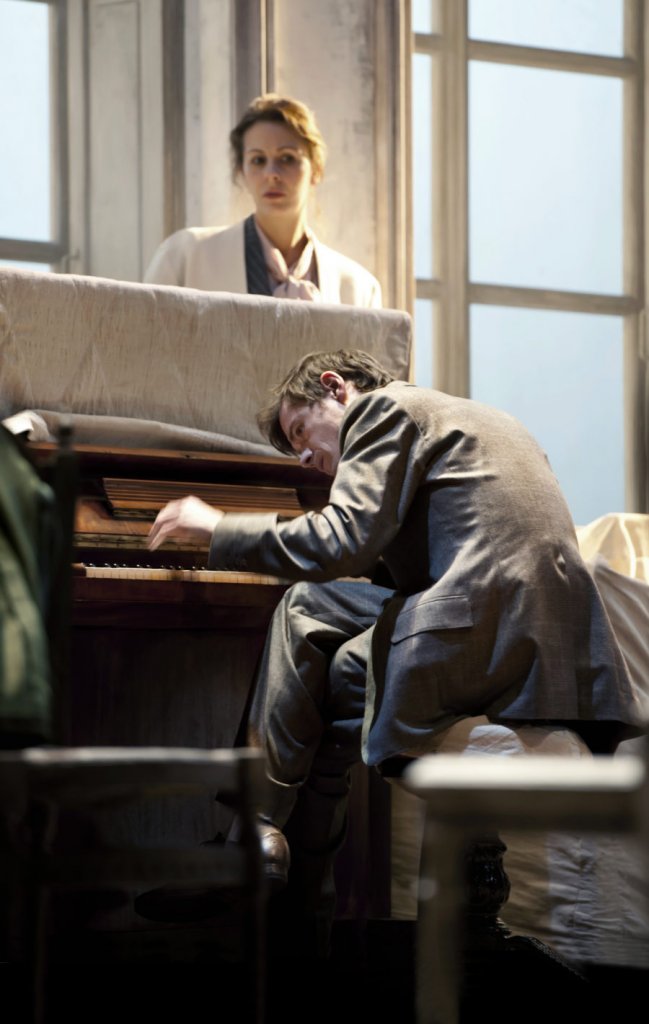 Loïc Corbery au piano dans "Le Misanthrope" (Photo Comédie-Française)