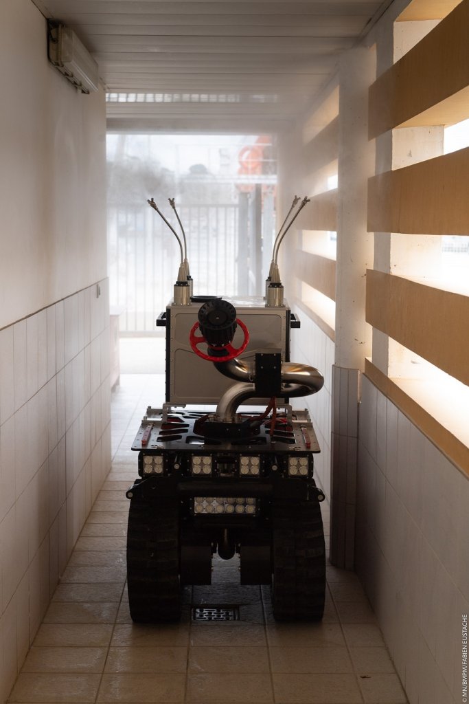Pour traiter les surfaces contaminées marius le robot qui porte une cuve de 50 litres munie de 12 pulvérisateurs, remplie de solution désinfectante (Photo BMPM/Fabien Eustache)