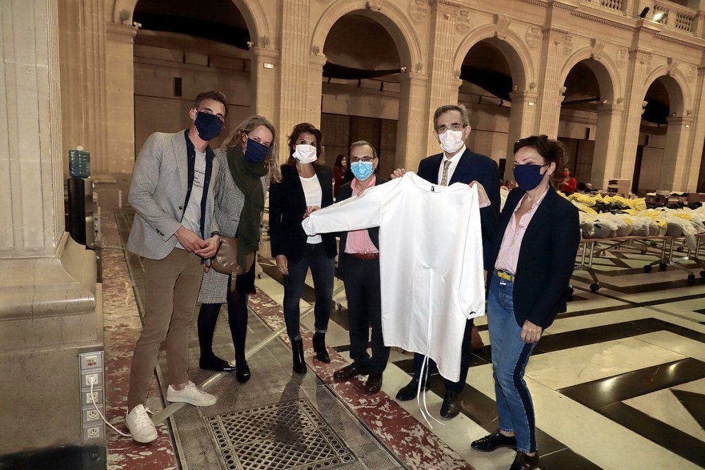 Les sur-blouses confectionnées au sein du Palais de la Bourse (Photo Robert Poulain)