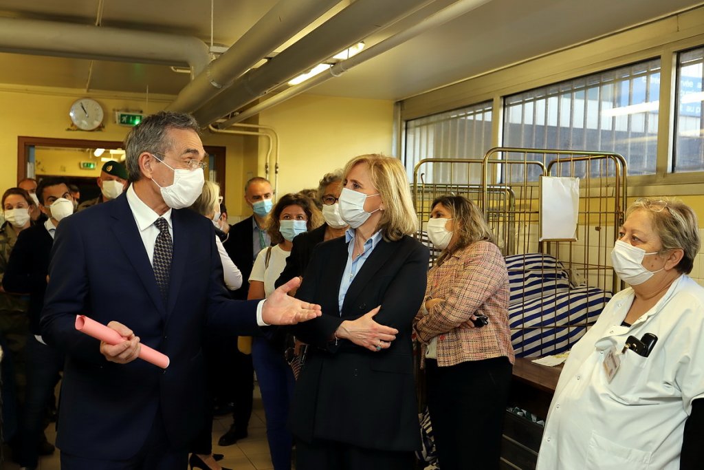 La députée Françoise Dumas, Jean-Olivier Arnaud, le directeur général de l’AP-HM et des infirmières (Photo Robert Poulain)