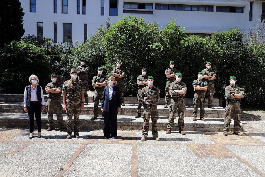 La députée Françoise Dumas est aux côtés du général de corps d’armée Benoît Houssay et des légionnaires présents à l'Hôpital de la Conception (Photo Robert Poulain)
