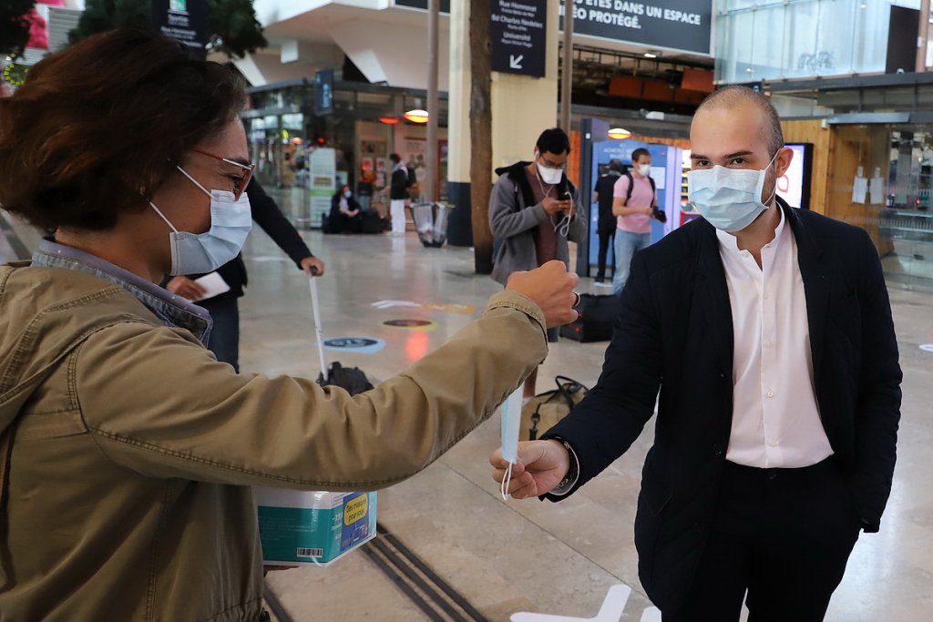Distribution de masques  (Photo Robert Poulain)