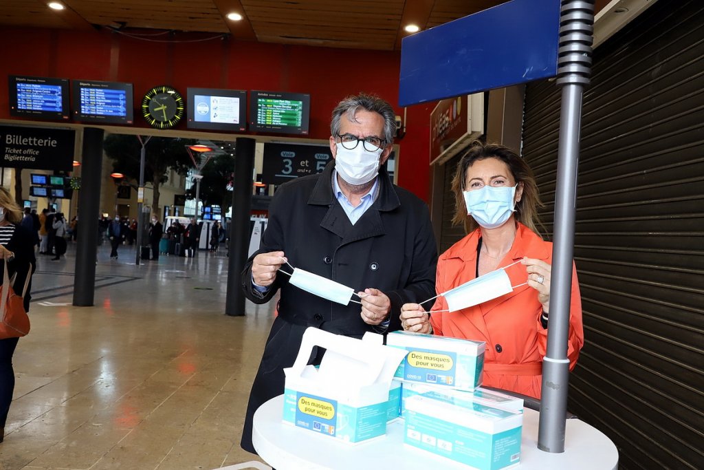 Les conseillers régionaux Maxime Tommasini et Isabelle Campagnola-Savon en mission pour l'opération masques à la Gare (Photo Robert Poulain)