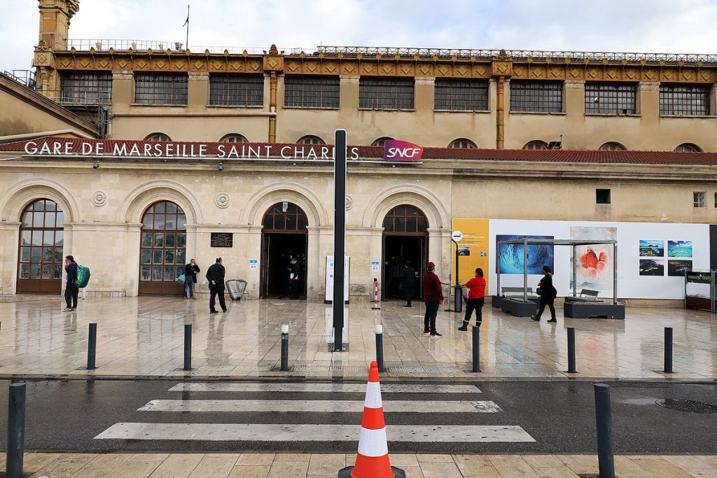On ne se bouscule pas sur la parvis de la gare Saint-Charles (Photo Robert Poulain)