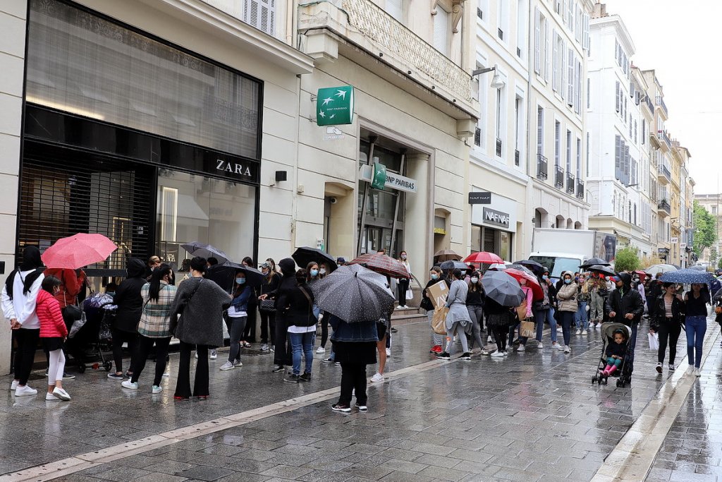 Une très longue file d'attente devant une grande enseigne rue Saint-ferréol (Photo Robert Poulain)