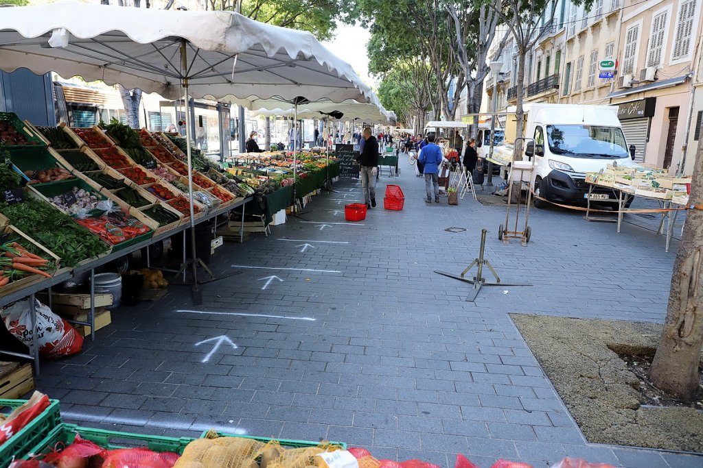 Marquage au sol pour le marché de Noailles (Photo Robert Poulain)
