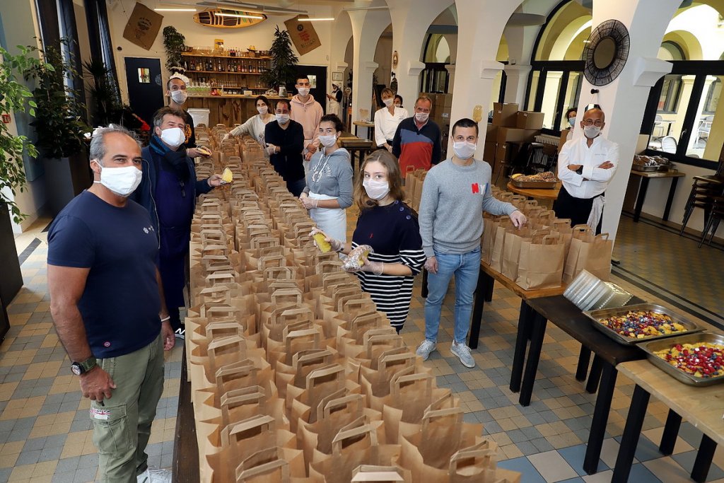 3 500 repas par semaine ont ainsi été préparés et distribués (Photo Robert Poulain)