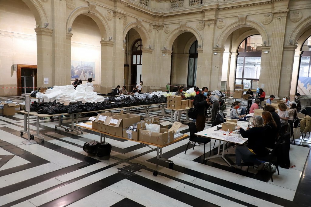 Le grand hall du Palais de la Bourse s'est transformé en un immense atelier de confection (Photo Robert Poulain)