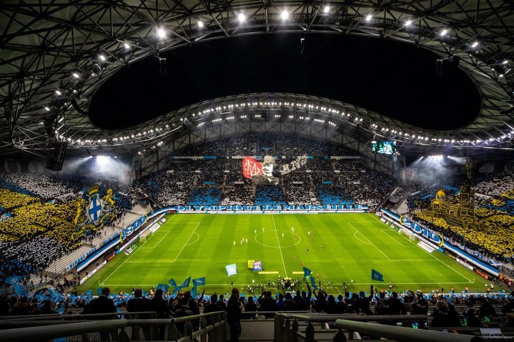 Les supporters de l'OM écoutent l'hymne officiel de la Ligue des Champions et préparent des belles soirées à l'Orange Vélodrome (Photo archives Wallis.fr - Laurent Saccomano)