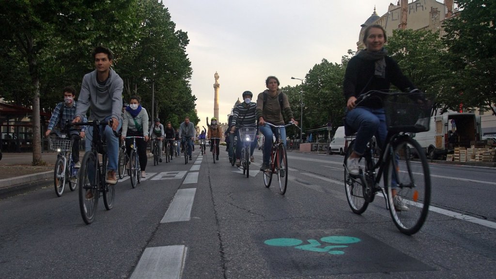 Les vélos se sont réappropriés la chaussée en recréant la piste cyclable supprimée © ANV-COP21