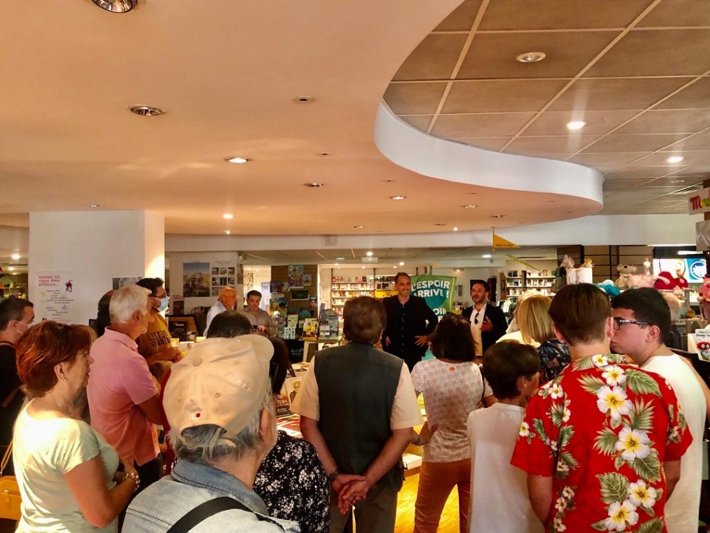 Ce mardi 23 juin après-midi, Raphaël Glucksmann (à gauche sur la photo), député européen et leader du parti « Place Publique » est venu soutenir la tête de liste du Printemps Marseillais dans les 11e et 12e arrondissements, Yannick Ohanessian (à droite), lors d'un échange avec les habitants du quartier, à la librairie 