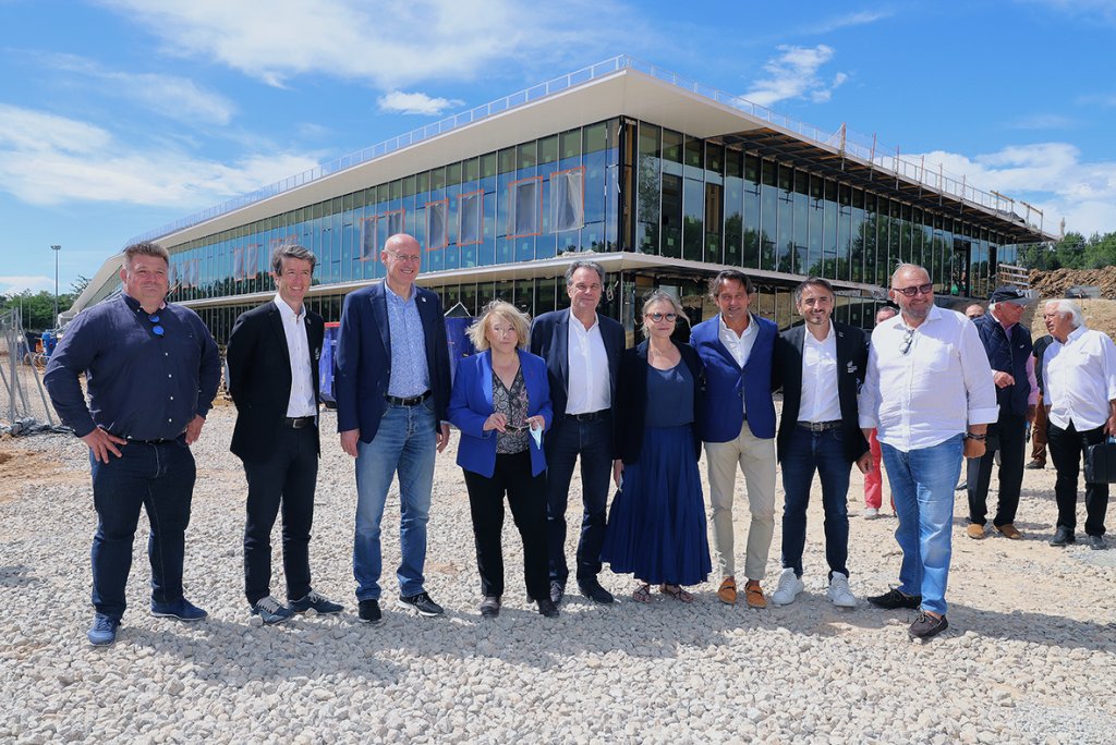 Lors de la visite du campus, de gauche à droite: Didier Retière, Denis Philipon, Bernard Laporte, Maryse Joissains-Masini, Renaud Muselier, Sophie Joissains, Michel Boulan, Christophe Serna et Henri Mondino. (Photo Kayak/Provence Rugby)