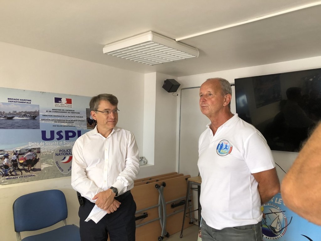 Emmanuel Barbe, le nouveau préfet de police des Bouches-du-Rhône, accompagné du Major Philippe Brunetti chef de l'unité de sécurité et de prévention du littoral (USPL) marseillais, a rencontré les animateurs et les adolescents accueillis au Centre de Loisirs Jeunes (CLJ) (Photo M.B.) Emmanuel Barbe, le nouveau préfet de police des Bouches-du-Rhône, accompagné du Major Philippe Brunetti chef de l'unité de sécurité et de prévention du littoral (USPL) marseillais, a rencontré les animateurs et les adolescents accueillis au Centre de Loisirs Jeunes (CLJ) (Photo M.B.)