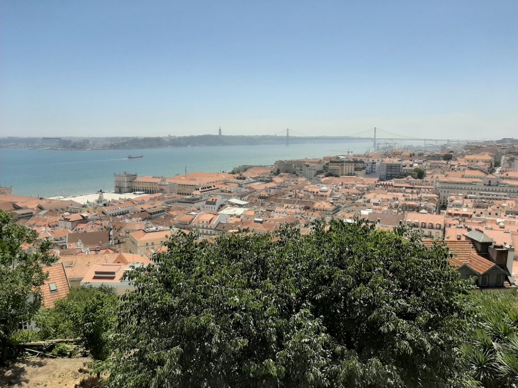 Une vue imprenable sur Lisbonne et ses grandes places sans touristes, le Tage et le Pont du 25 avril, le 8 juillet dernier, du haut de la colline du célèbre Château Saint-Georges (Castelo de São Jorge) qui domine la capitale portugaise (Bruno Angelica)