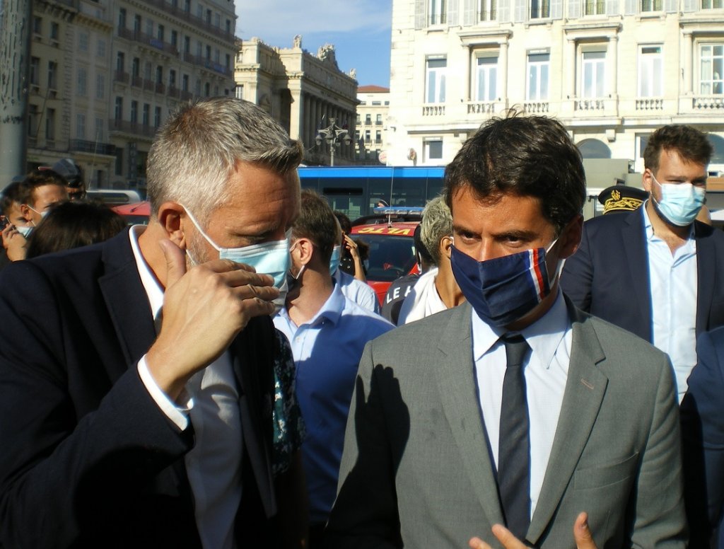 Gabriel Attal et Sébastien Debeaumont, président de l'ARS Paca sur le Vieux Port pour visiter le centre de dépistage mis en place par les marins-pompiers de Marseille en partenariat avec IHU Méditerranée Infection (Photo Michel Caire)
