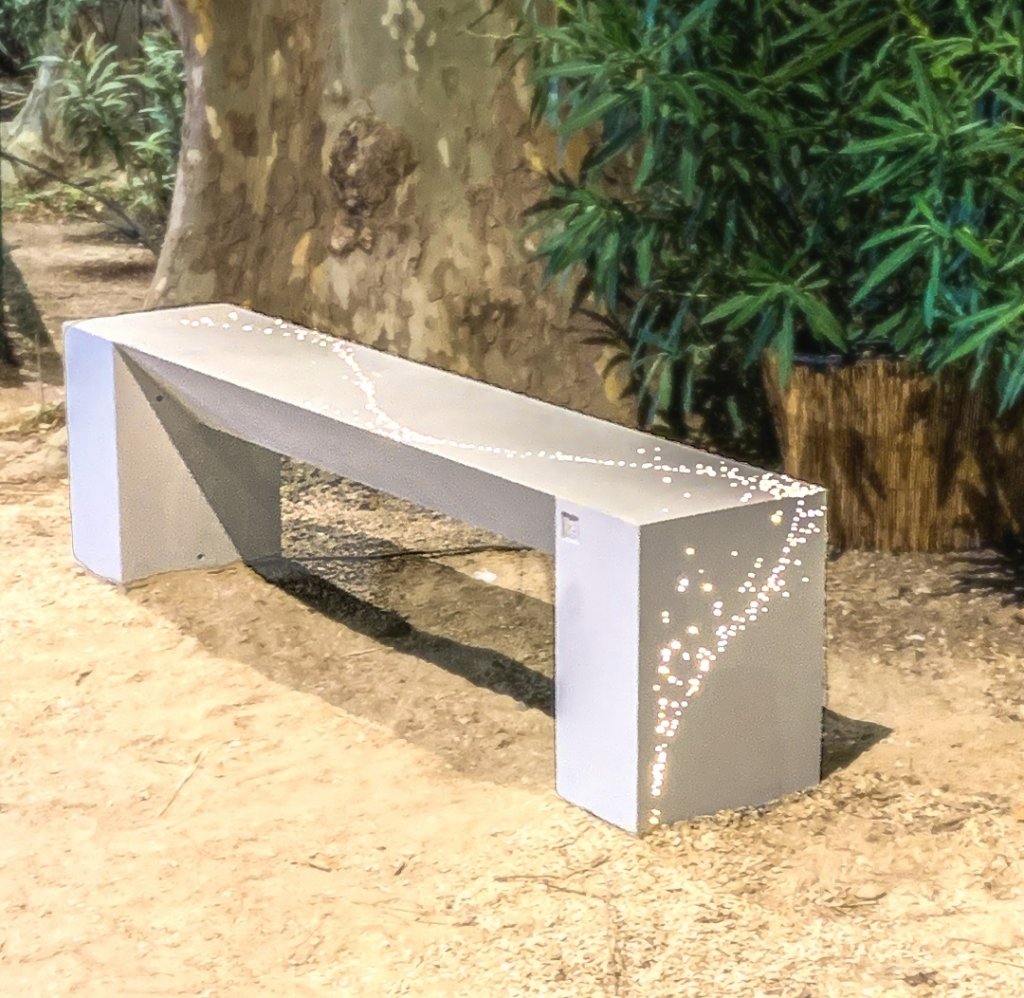 Le banc du Festival de piano de La Roque d’Anthéron construit par Lionel Balian et Arnaud Pélissier les artisans associés de  Le banc du Festival de piano de La Roque d’Anthéron construit par Lionel Balian et Arnaud Pélissier les artisans associés de