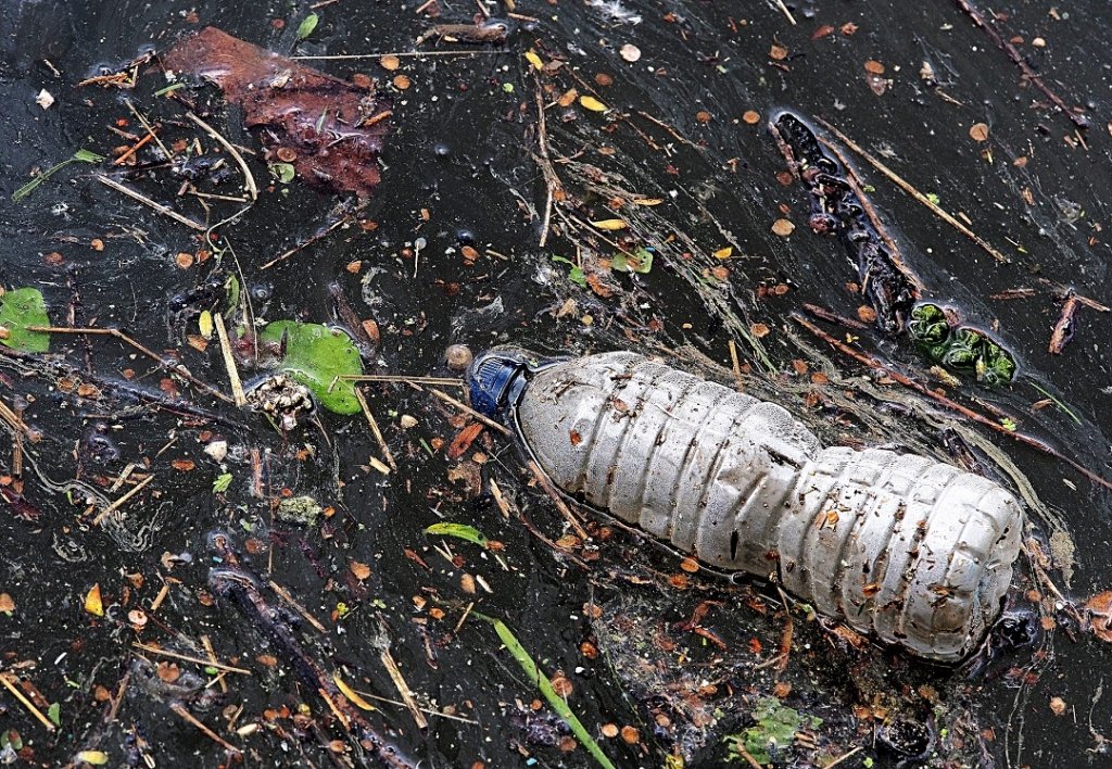 Les ravages des rejets quotidiens des déchets en mer. La France rejette en moyenne sur un an plus de 11 200 tonnes de plastiques en Méditerranée. (Photo Francqueville/CO2 Communication)