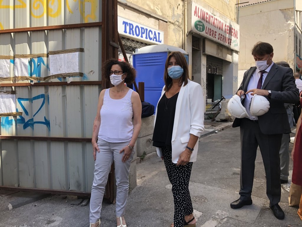 Rue d'Aubagne, Emmanuelle Wargon accompagnée par la maire de Marseille Michel Rubirola et casques en main l'adjoint au logement  Patrick Amico (Photo Mireille Bianciotto)