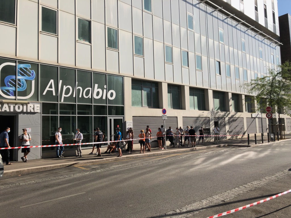 Le centre de test Covid-19 du laboratoire Alphabio Européen visité par le ministre de la Santé ne désemplit pas (Photo Mireille Bianciotto)