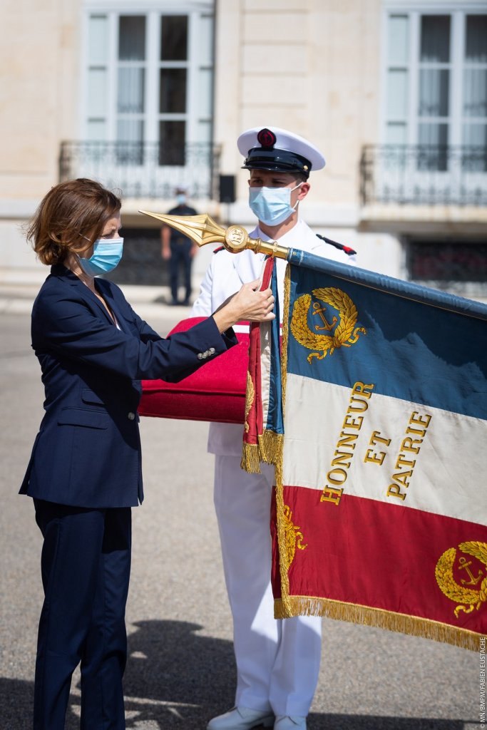La médaille de la Défense nationale, échelon bronze, a été remise par la ministre des Armées au Drapeau du BMPM (Photo BMPM/MN/Fabien Eustache)