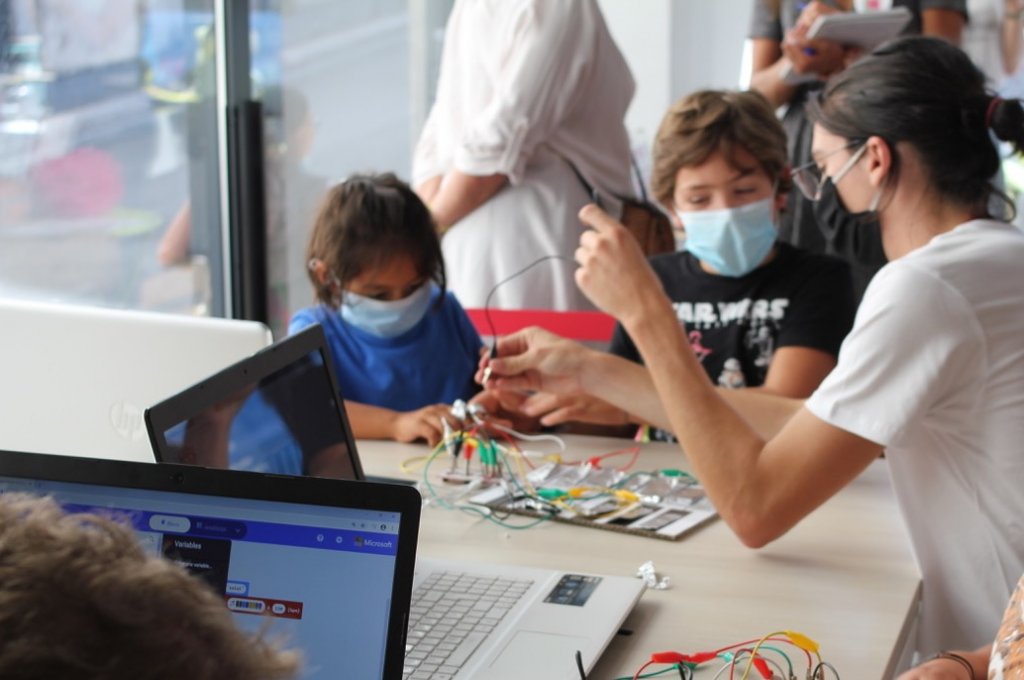 Enfants en action dans les ateliers de détection (Photo D.R.)