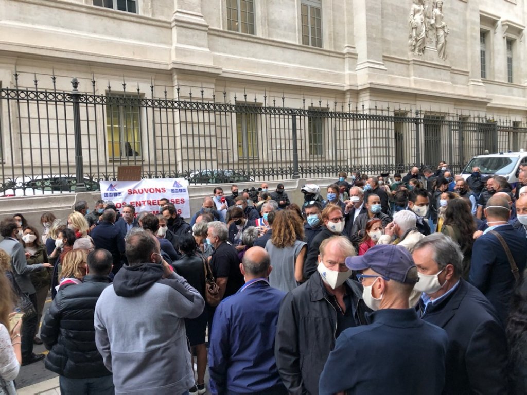 Plusieurs centaines de personnes étaient rassemblées devant le Tribunal de commerce de Marseille (Photo Mireille Bianciotto) Plusieurs centaines de personnes étaient rassemblées devant le Tribunal de commerce de Marseille (Photo Mireille Bianciotto)