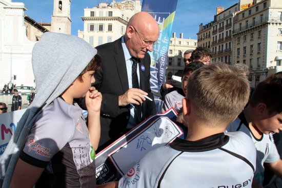 Bernard Laporte, président de la Fédération française de rugby lors de sa venue sur Vieux-Port de Marseille pour annoncer que la France organisera cet événement. (Photo archives Destimed/R.P.)