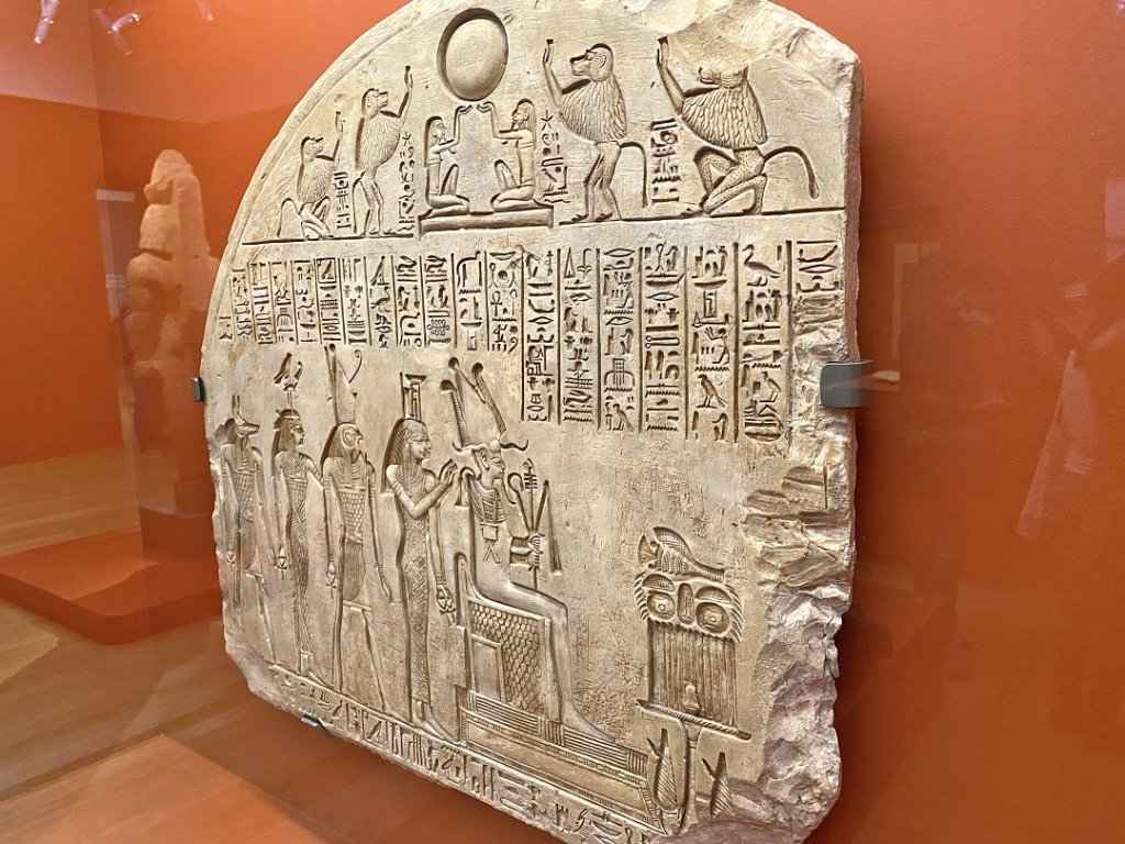 Fragment de stèle dédiée à Osiris et aux divinités associées.  Probablement règne de Séthi 1er (vers 1264-1279 av. J.-C.) (Photo Michel Egéa)