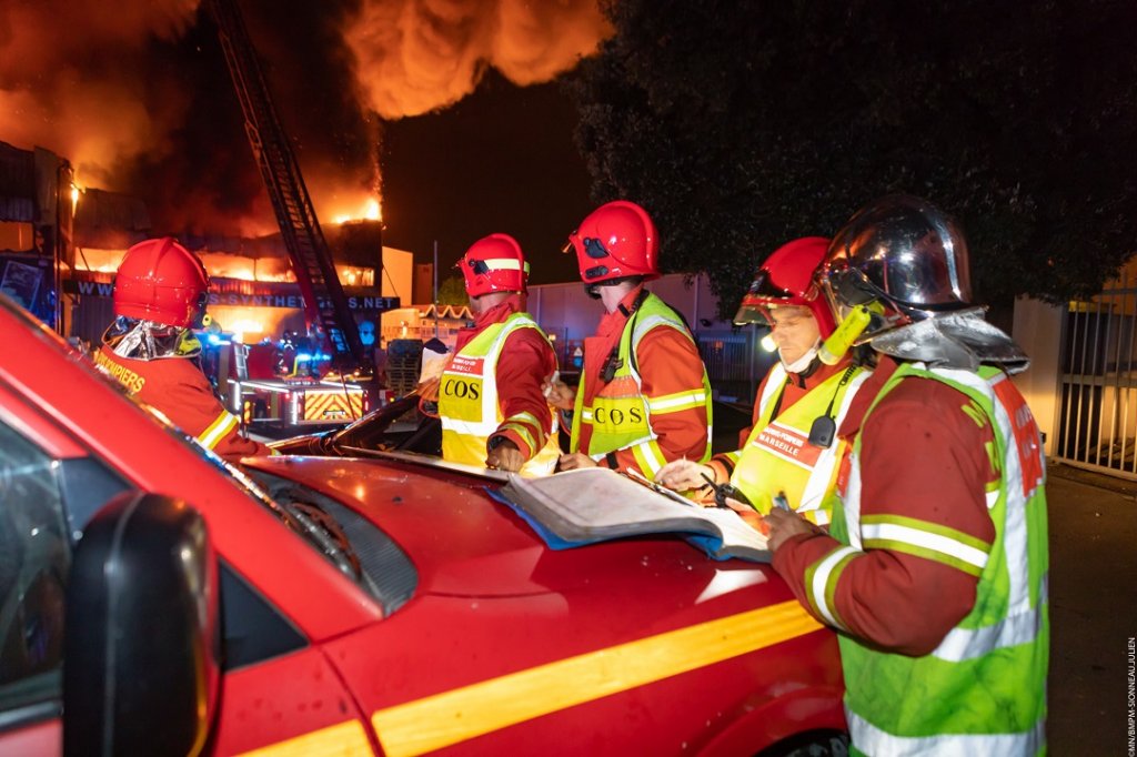 Au plus fort de l'intervention, près de 100 marins-pompiers et une trentaine d'engins ont été engagés sur les lieux (Photo MN/BMPM/ MT Julien Sionneau)