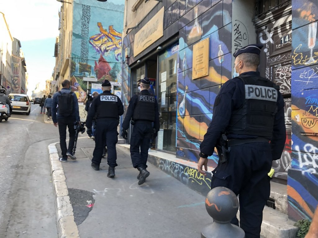 Partis du commissariat de Noailles  sur la Canebière les policiers rejoignent la Plaine pour une opération de contrôle (Photo Mireille Bianciotto)