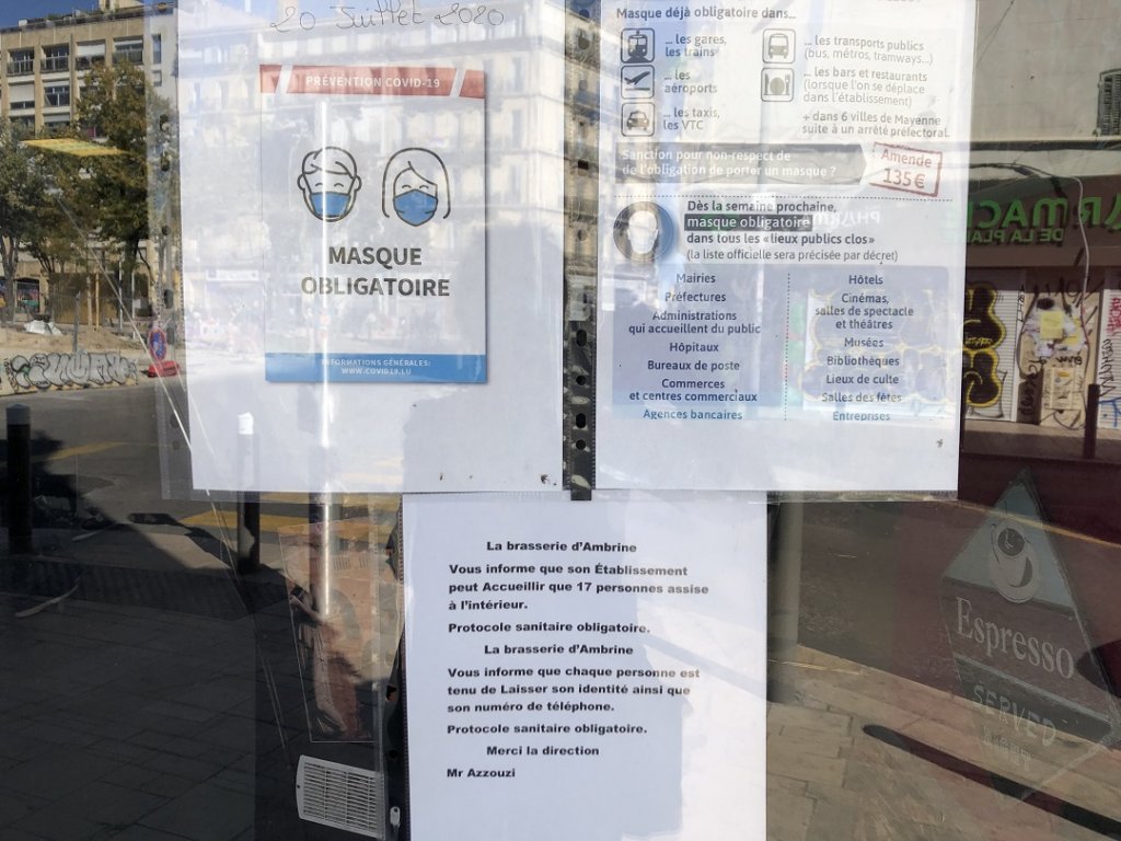 Mesures sanitaires affichées sur la porte de l'établissement (Photo Mireille Bianciotto)