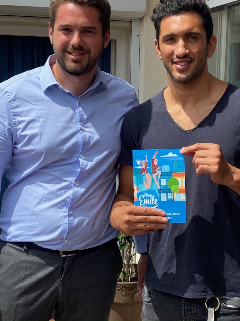 Émile Brun avec l'un des deux parrains de son association, le rugbyman Maxime Mermoz ©MonÉmile