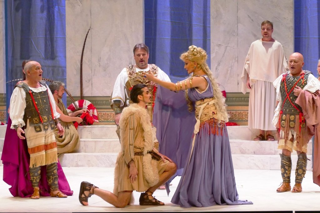 Hélène (Laurence Janot) couronne Pâris (Jérémy Duffau) sous les yeux de Menelas (Dominique Desmonds), Agamemnon (Olivier Grand) et Ajax 2 (Yvan Rebeyrol). (Photo Christian Dresse)